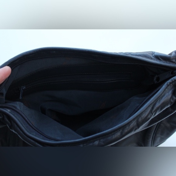 Vintage Etienne Aigner cross body bag - Picture 4 of 14